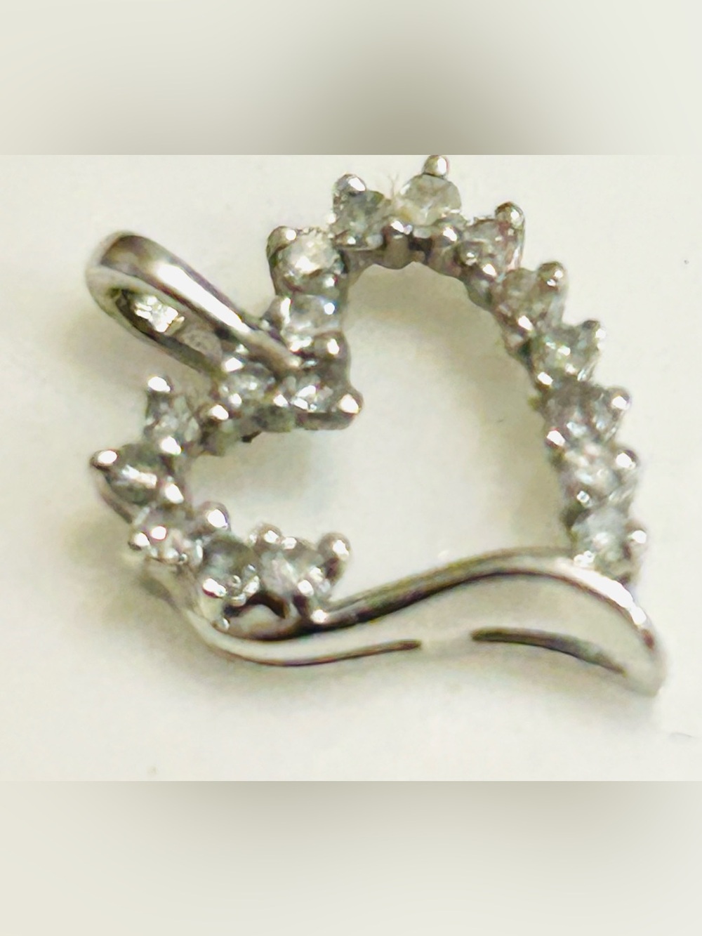 10k whitegold Diamond heart pendant